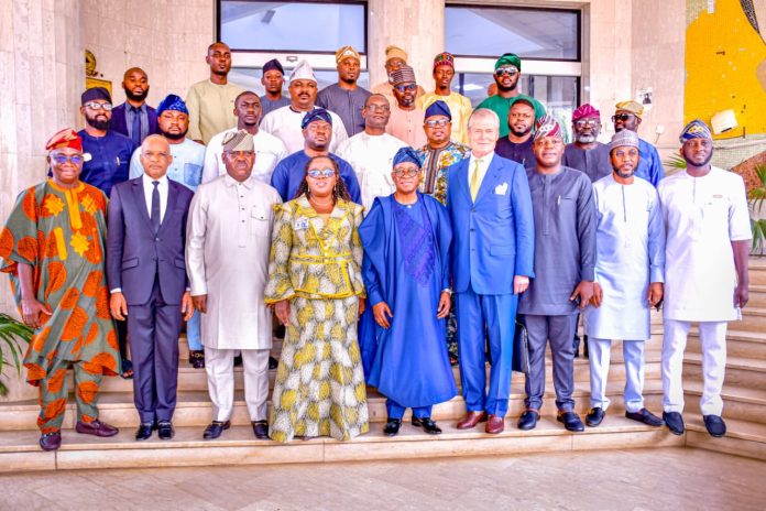A group picture of Minister of Marine and blue economy with stakeholders.