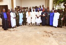 A group picture of visiting veterans with minister of defense and key officials of the ministry.