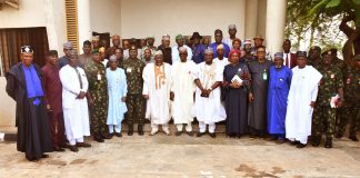A group picture of visiting veterans with minister of defense and key officials of the ministry.