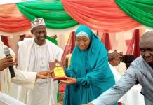 Abdullahi receiving the award.