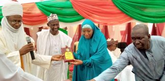 Abdullahi receiving the award.