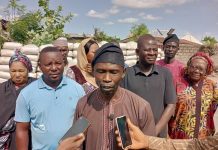 Rep of Sen Yaroe, Katawan Boniface during the distribution of fertilizers yesterday.