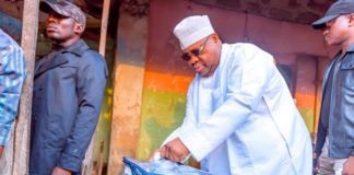 Gov Adeleke casting his vote in the Saturday LG election.