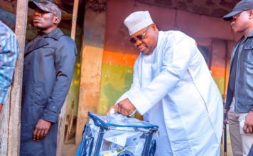 Gov Adeleke casting his vote in the Saturday LG election.