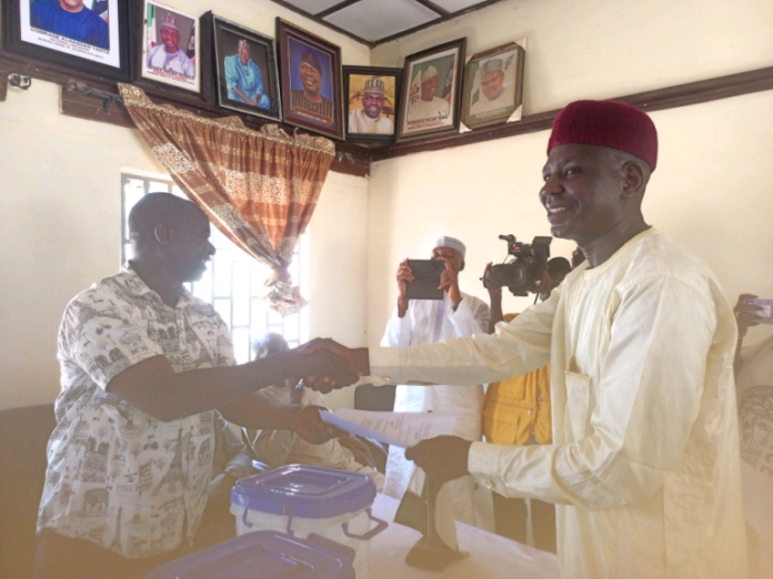 The new chairman Ibrahim Kado in a handshake with NUJ chairman Adamawa State council shortly after he was sworn in on Wednesday.