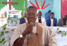 Sen Yaroe delivering his address during the memorial service.