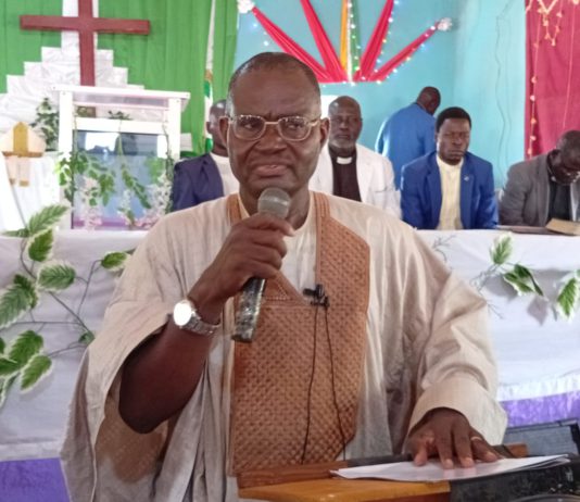 Sen Yaroe delivering his address during the memorial service.