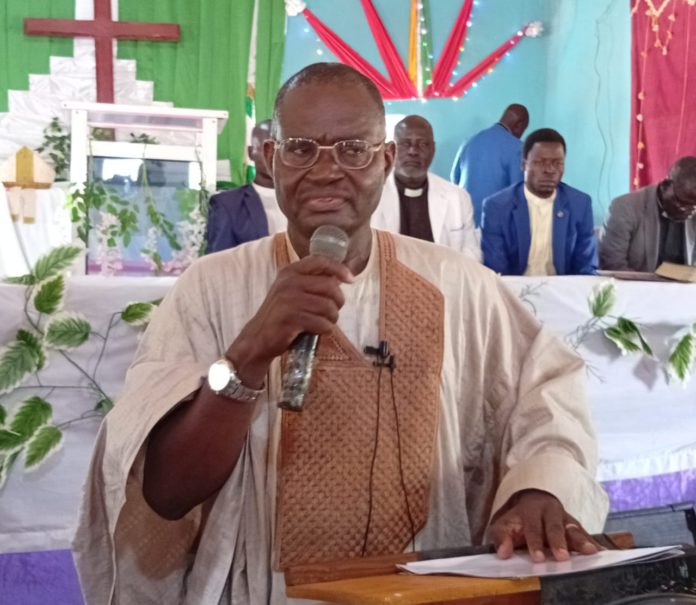 Sen Yaroe delivering his address during the memorial service.