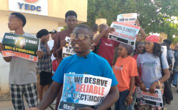 Adamawa youths shut down YEDC operations over epileptic power The protest in session.