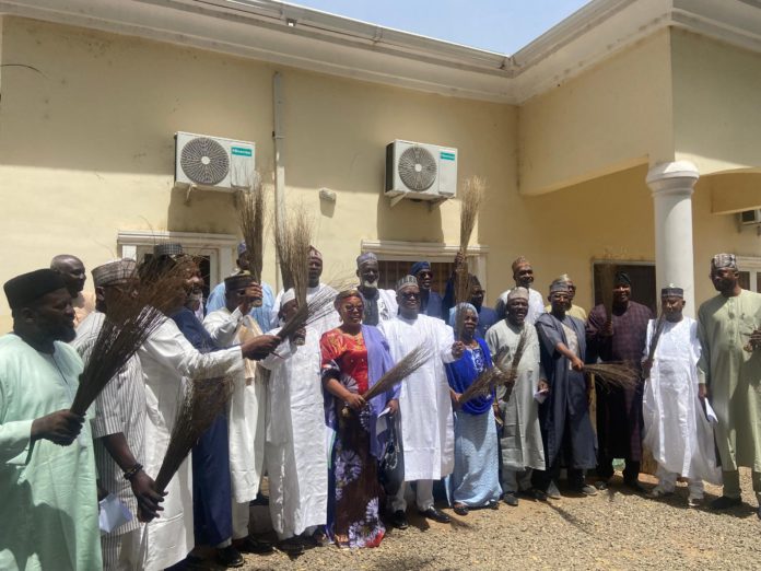 The special Advisers in a group picture after defecting to APC.