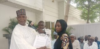Abdulhamid extending appreciation letter to a female mobilizer, during the exercise on Tuesday in Limawa ward Jimeta.