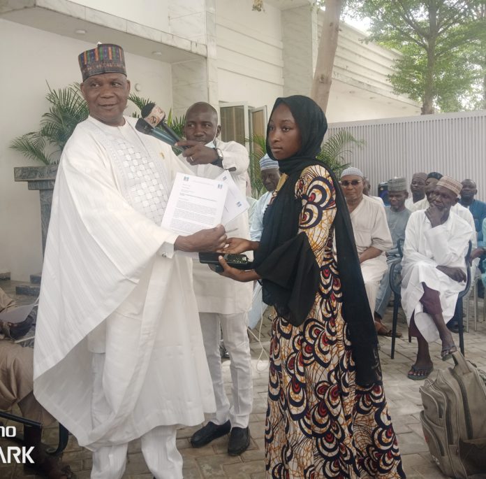 Abdulhamid extending appreciation letter to a female mobilizer, during the exercise on Tuesday in Limawa ward Jimeta.